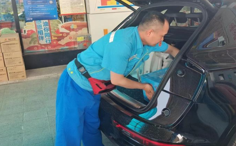 加油站員工為顧客提供裝車服務 加油站員工為顧客提供裝車服務