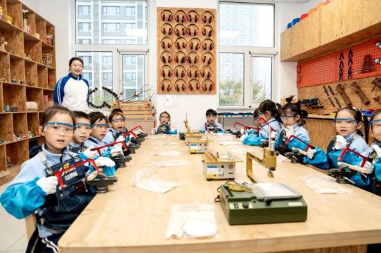 凈月高新區(qū)幼兒園小朋友在創(chuàng)客教室開展手工實踐學(xué)習(xí) 凈月高新區(qū)幼兒園小朋友在創(chuàng)客教室開展手工實踐學(xué)習(xí)