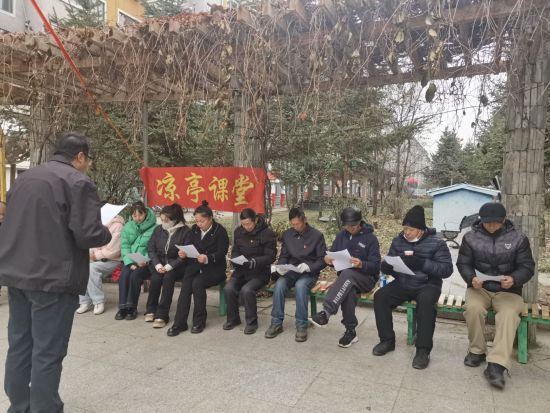 勝利街道民和社區(qū)開(kāi)展“涼亭課堂”活動(dòng) 勝利街道民和社區(qū)開(kāi)展“涼亭課堂”活動(dòng)