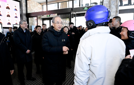 11��22�գ�����ʡ2025-2026��ѩ���_(k��i)���ߵ�31�ü����Fڡ��ѩ��(ji��)�_(k��i)Ļʽ�ڼ����������ɻ����ȼم^(q��)�e����ʡί��(sh��)ӛ�S��(qi��ng)��ѩ�ߴ�d�c��ʡ�ο��H�н�����