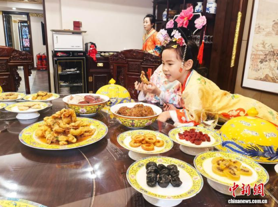 2��5�գ�����ʡ�������������M����Сʳ��Ʒ�L���M��˴��롱����������ӛ�� ʯ���� �z