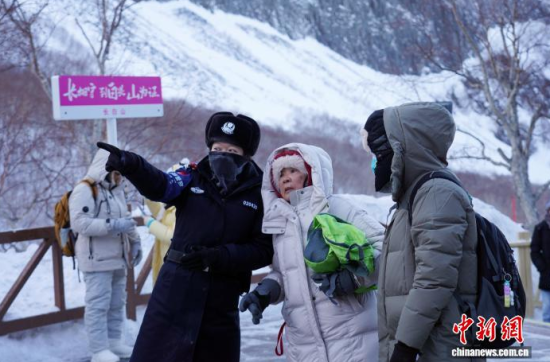 ���軨Ů�Ӿ���(w��)�(du��)���ڜ�Ȫ�V��(ch��ng)���ο�ָ�����[·��(xi��n)�����w�� �z